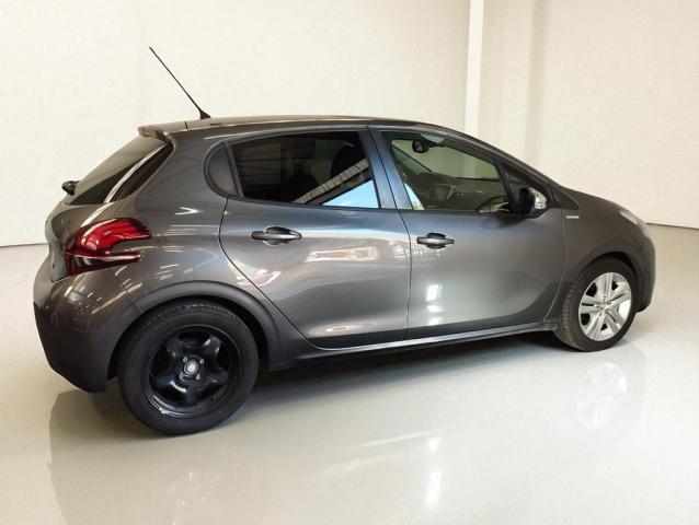 Peugeot 208 image 1