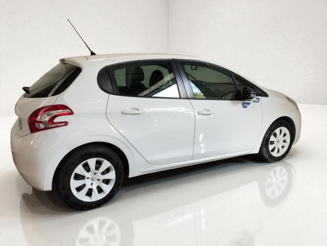 Peugeot 208 image 2