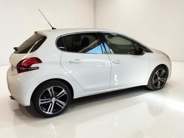 Peugeot 208 image 1