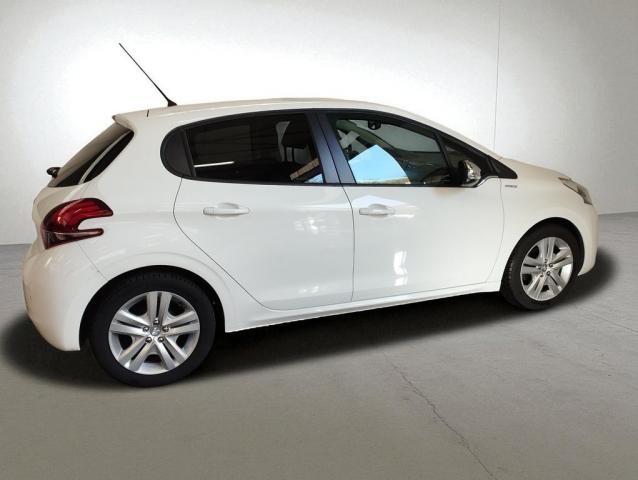 Peugeot 208 image 2