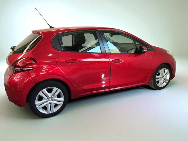 Peugeot 208 image 2