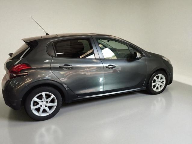 Peugeot 208 image 2