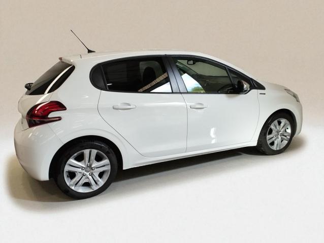 Peugeot 208 image 1