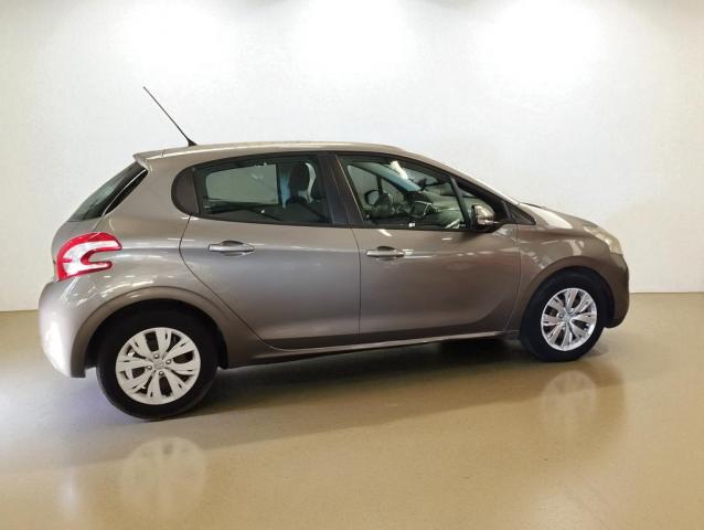 Peugeot 208 image 1