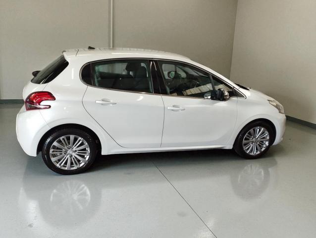 Peugeot 208 image 2