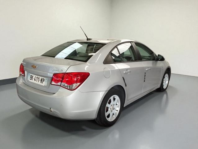Chevrolet Cruze image 2