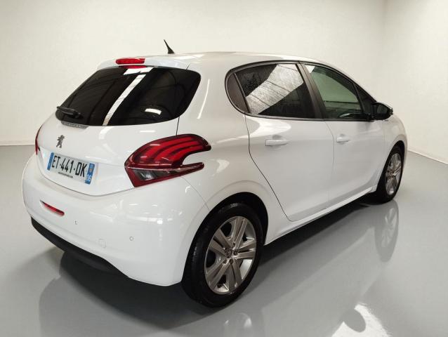 Peugeot 208 image 1