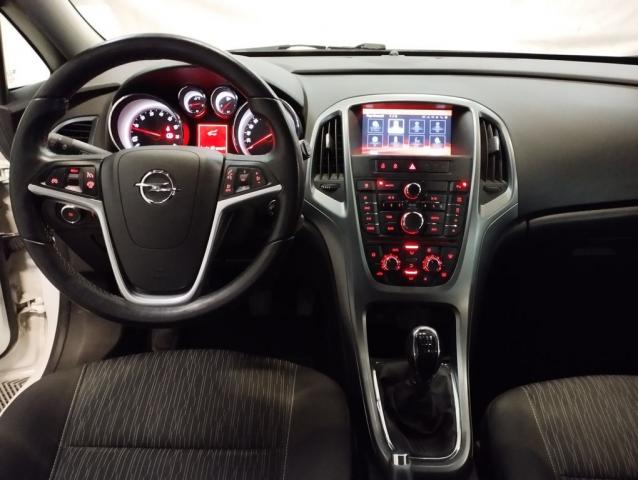 Opel Astra Sports Tourer image 6