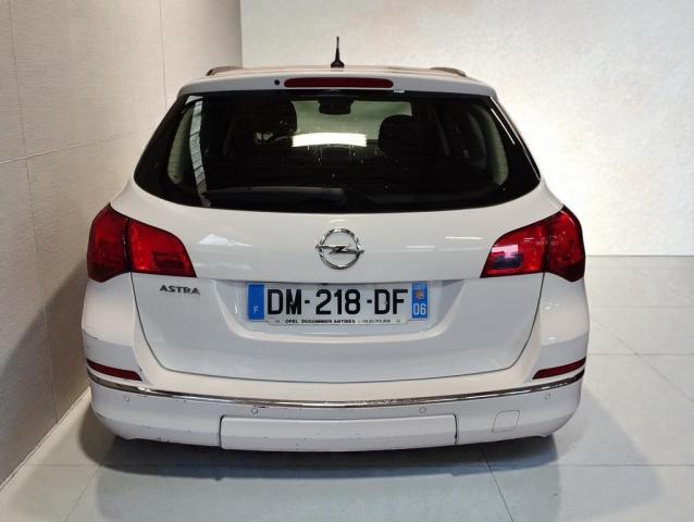 Opel Astra Sports Tourer image 2