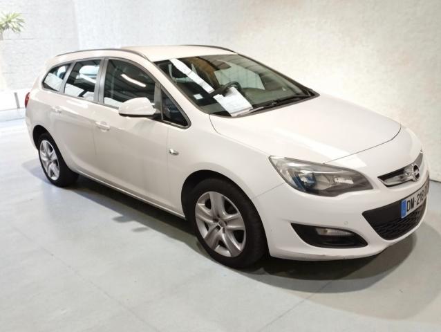 Opel Astra Sports Tourer image 1