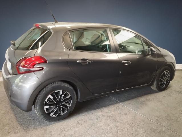 Peugeot 208 image 1