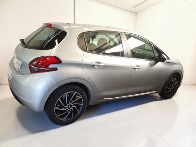 Peugeot 208 image 2