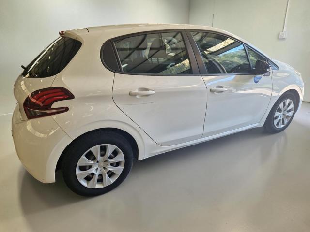 Peugeot 208 image 3