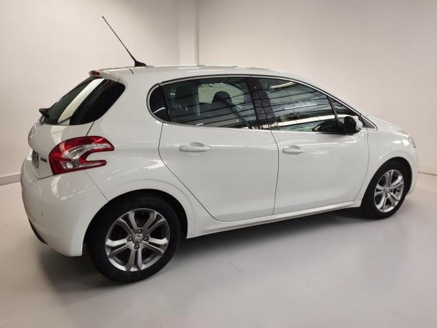 Peugeot 208 image 1