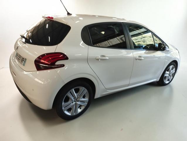 Peugeot 208 image 2