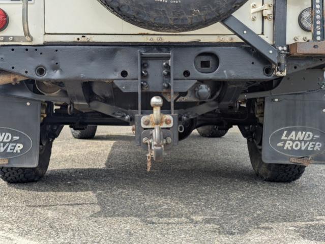 Land Rover Defender image 5