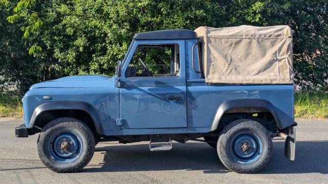 Land Rover Defender image 8