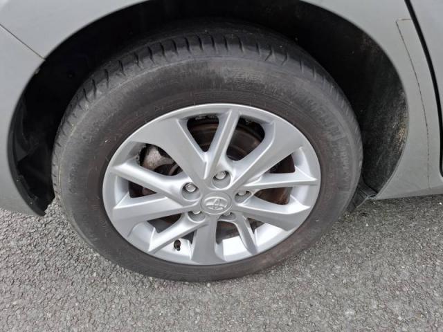 Toyota Auris image 2