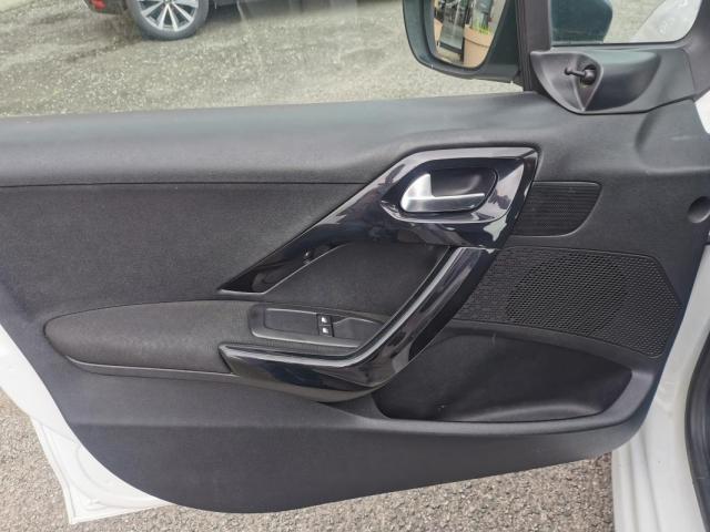 Peugeot 208 image 8