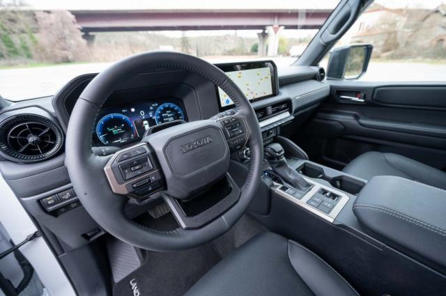 Toyota Land Cruiser image 8