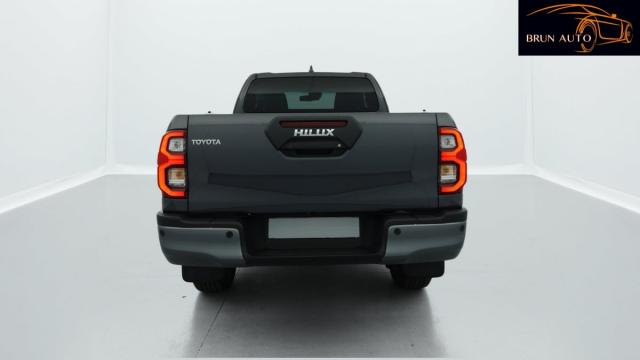 Toyota Hilux image 8