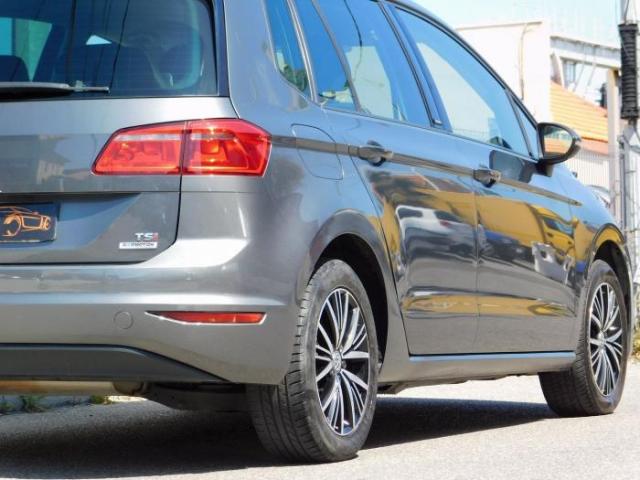 Volkswagen Golf Sportsvan image 2