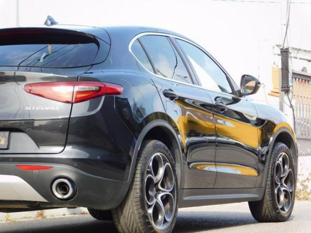 Alfa Romeo Stelvio image 2