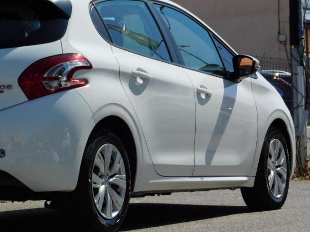 Peugeot 208 image 8