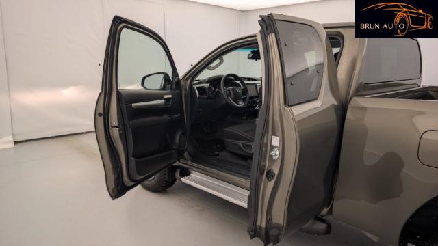 Toyota Hilux image 8