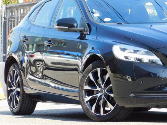 Volvo V40 image 2