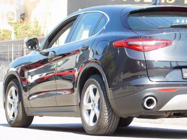 Alfa Romeo Stelvio image 8