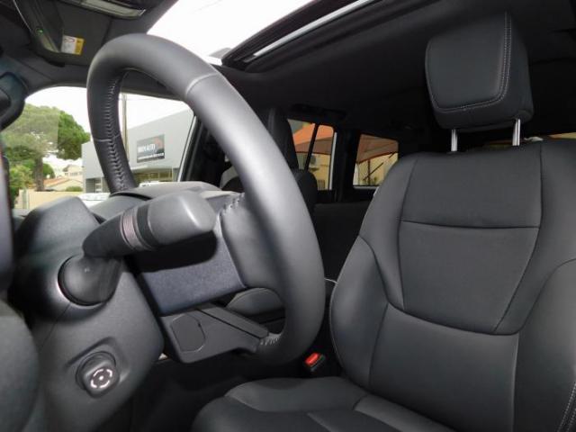 Toyota Land Cruiser image 8