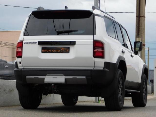 Toyota Land Cruiser image 9