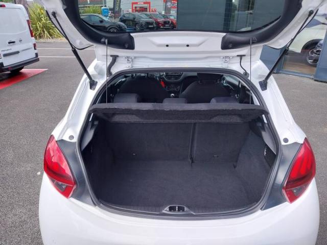Peugeot 208 image 9