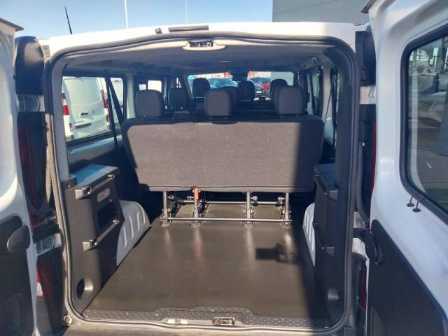 Nissan Nv300 image 8