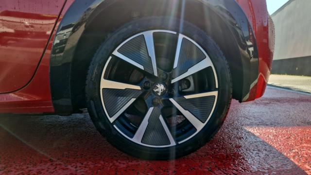 Peugeot 208 image 9