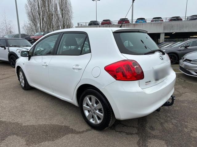 Toyota Auris image 2