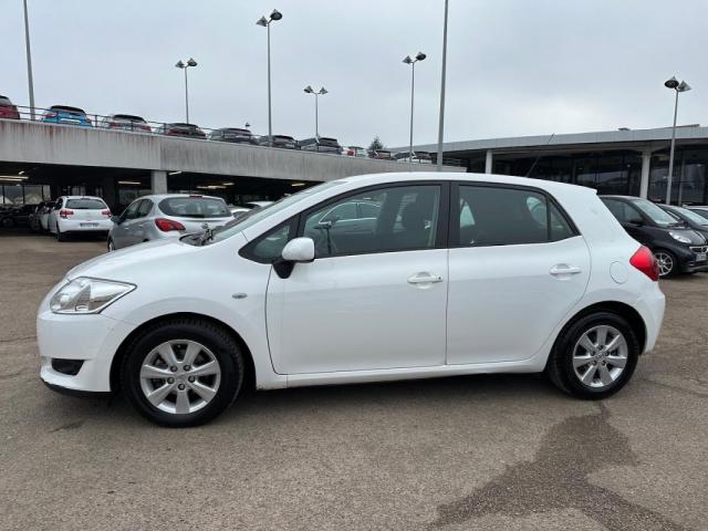 Toyota Auris image 1