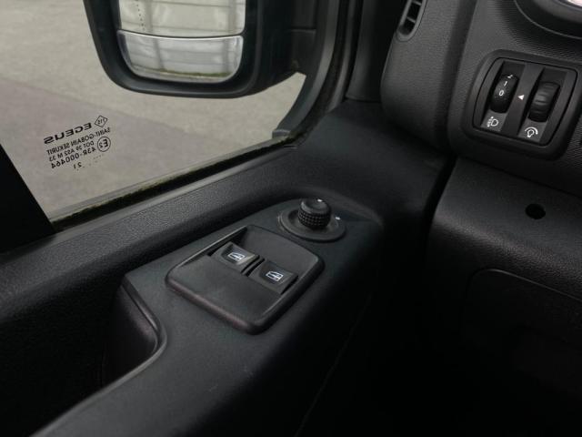 Renault Trafic image 2