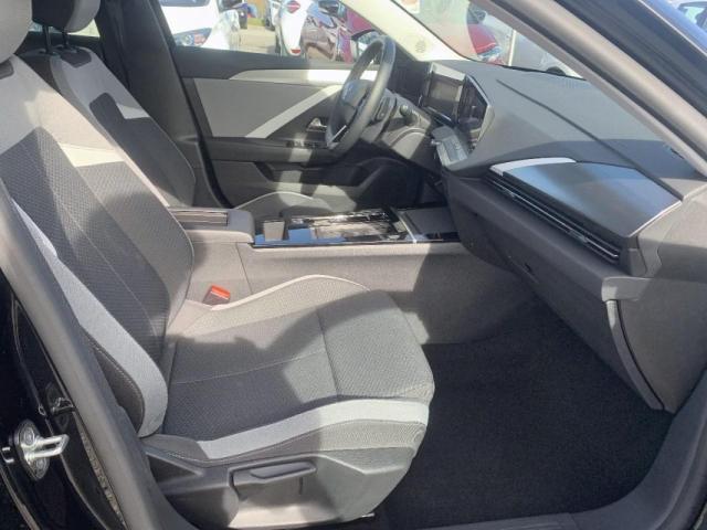 Opel Astra Sports Tourer image 1