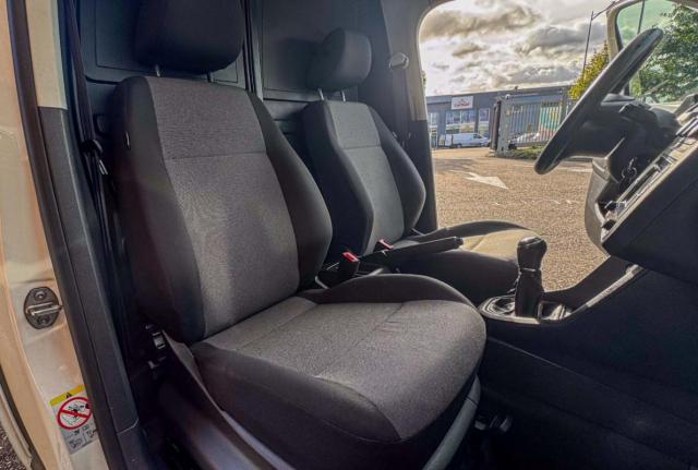 Volkswagen Caddy Van image 7