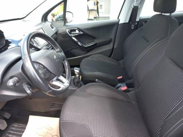 Peugeot 208 image 8
