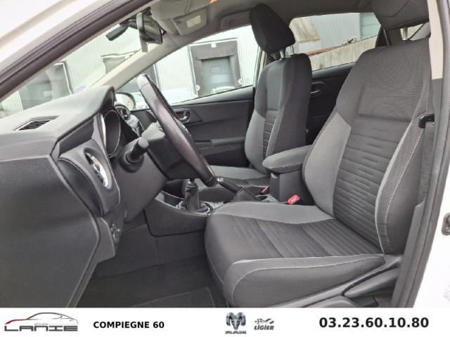 Toyota Auris image 6