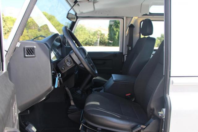 Land Rover Defender 90 image 6
