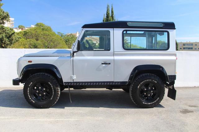 Land Rover Defender 90 image 2