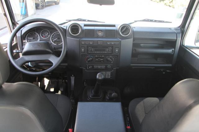 Land Rover Defender 90 image 9