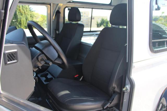 Land Rover Defender 90 image 7