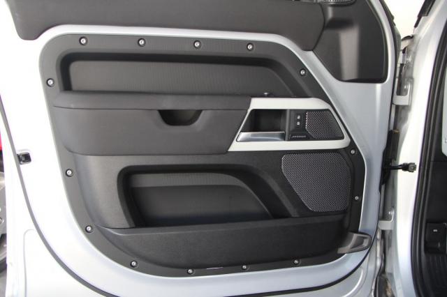 Land Rover Defender image 3