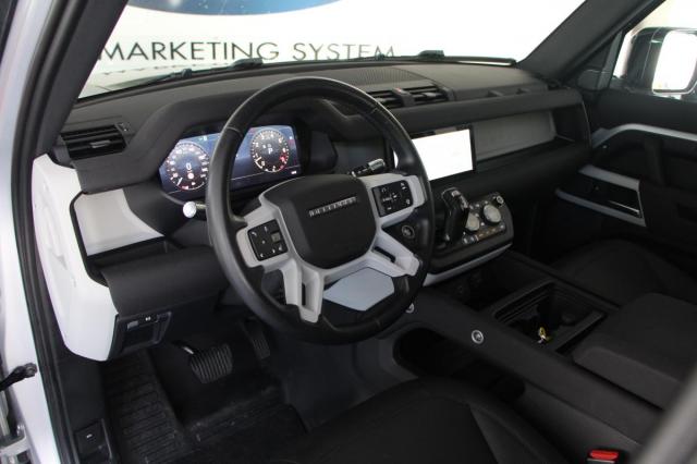 Land Rover Defender image 4