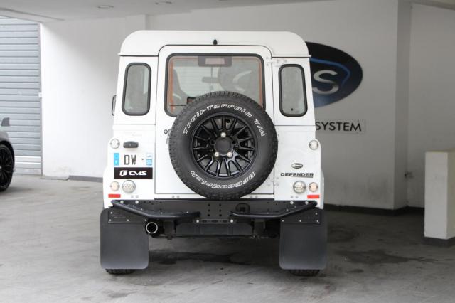 Land Rover Defender 90 image 6